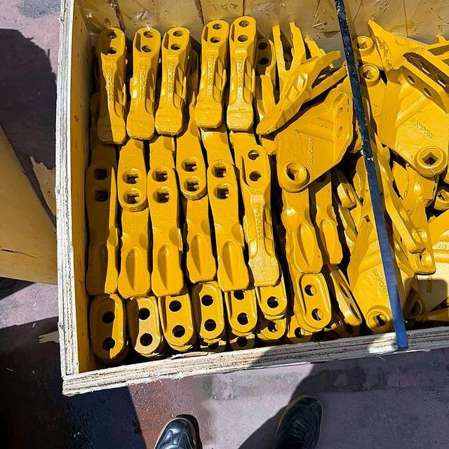 Kova tırnağı ve adaptör stoğu